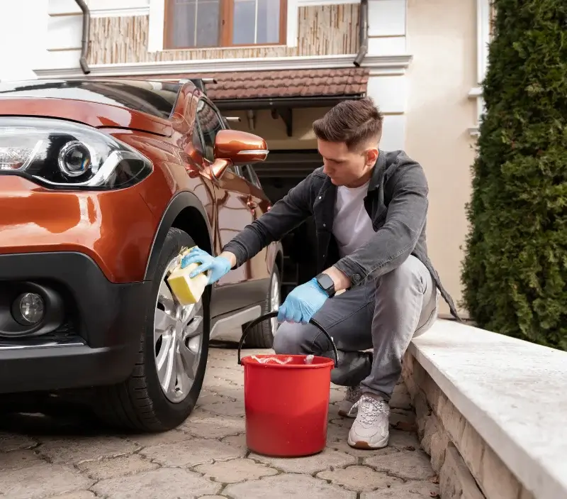 Lavage auto à domicile Mouzeuil-Saint-Martin : professionnel intervenant sur un véhicule